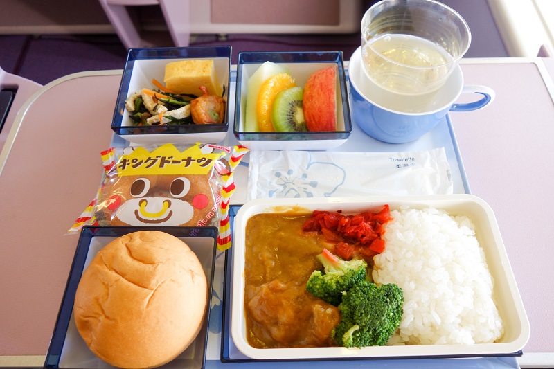 成田=台北のチャイナエアライン機内で提供された機内食のカレーライス