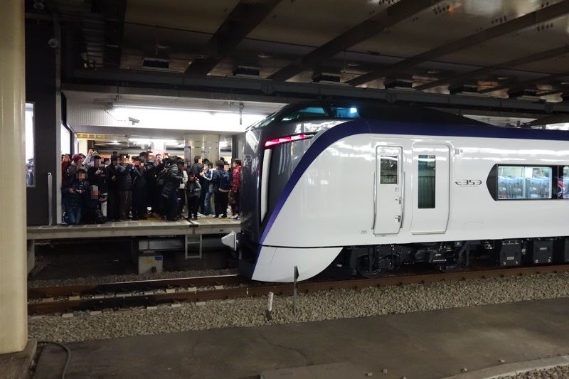 E353系新型スーパーあずさデビュー列車を一目見ようと新宿駅ホームに集結した鉄道ファン