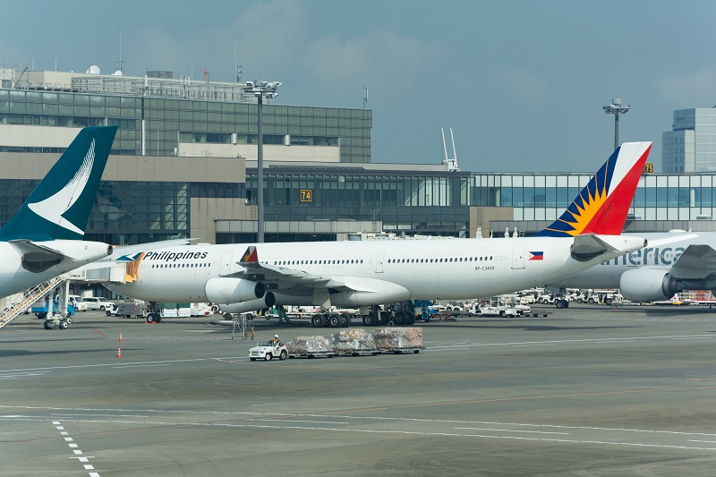 成田空港に駐機するフィリピン航空のA340-300型機