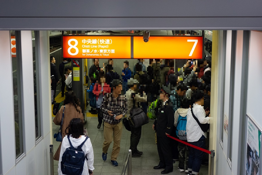 E351系を撮影する鉄道ファンで混雑する新宿駅7番線ホーム