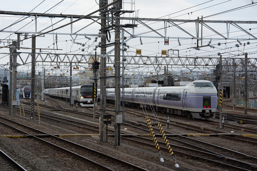 松本駅に集結したE351系、E257系、E353系の3車両