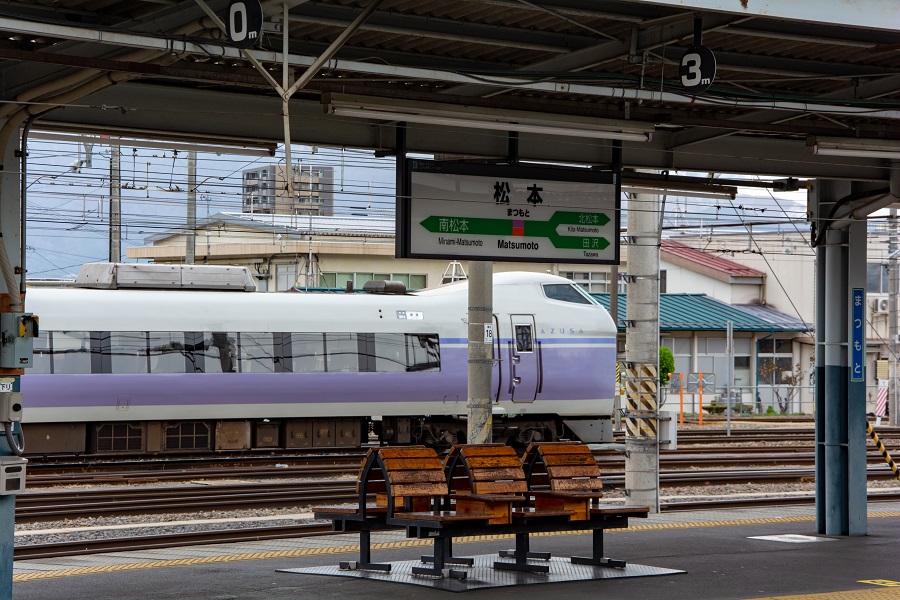 松本駅の駅看板と停車するE351系