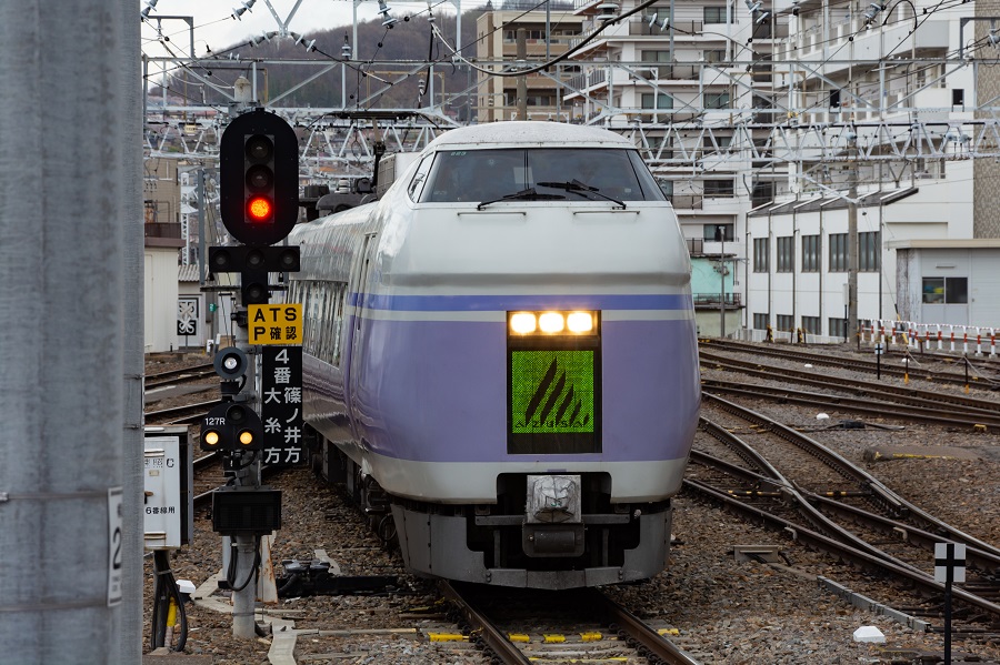 松本駅に入線するE351系