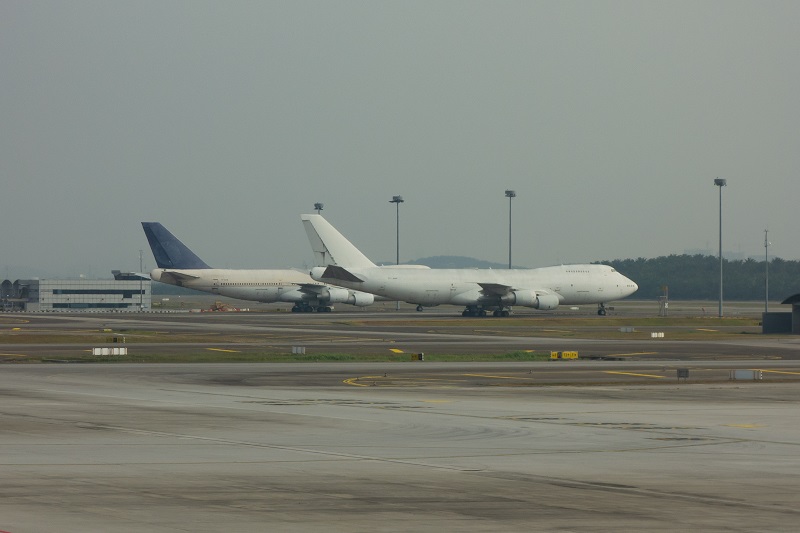 クアラルンプール国際空港に放置された2機のジャンボ機