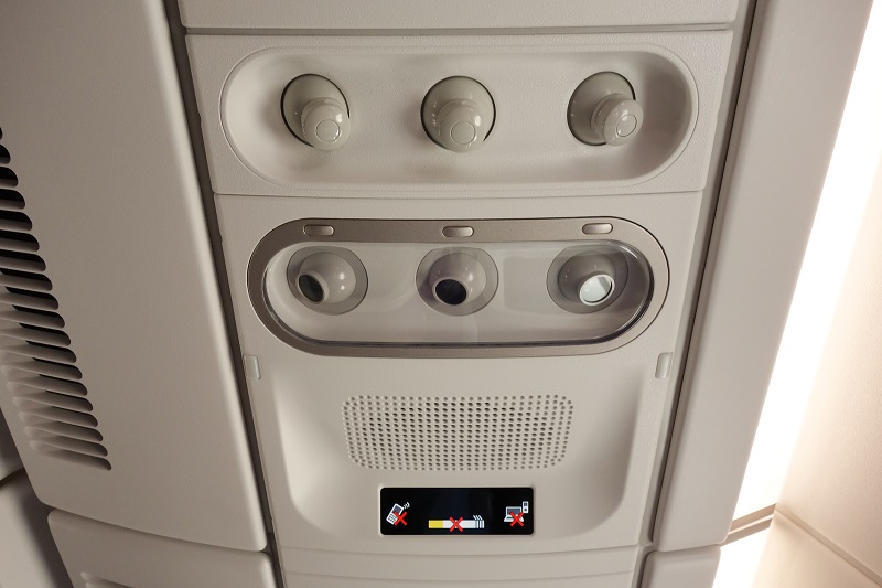 A350の頭上の個別空調・読書灯・シートベルトサイン表示モニター