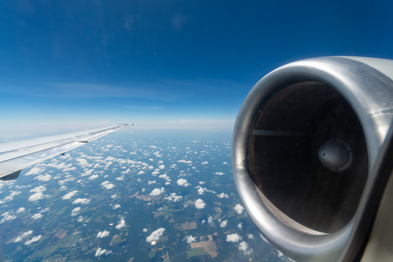 機内から眺めるMD-83のリアエンジンの機窓