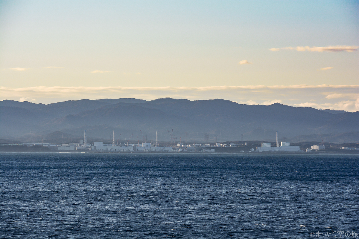 船上から見えた福島第一原子力発電所