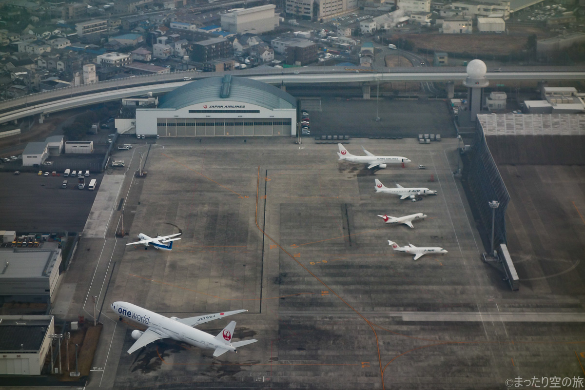 上空から見えた伊丹空港に駐機する機体