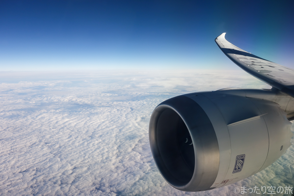 水平飛行中のエンジンと翼の景色
