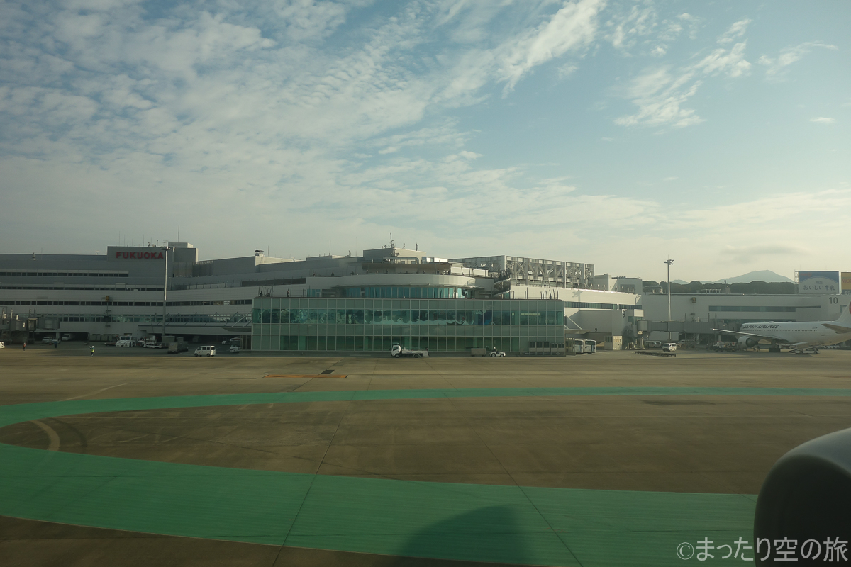 機内から見た福岡空港の展望デッキ
