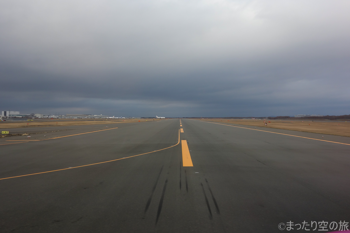 新千歳空港の滑走路横断中の景色