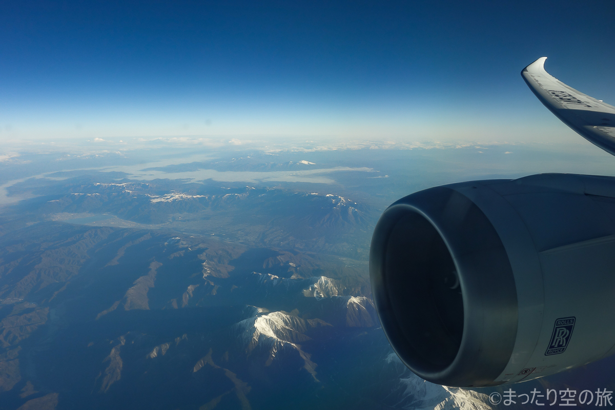 機内から見た長野県の景色とエンジン