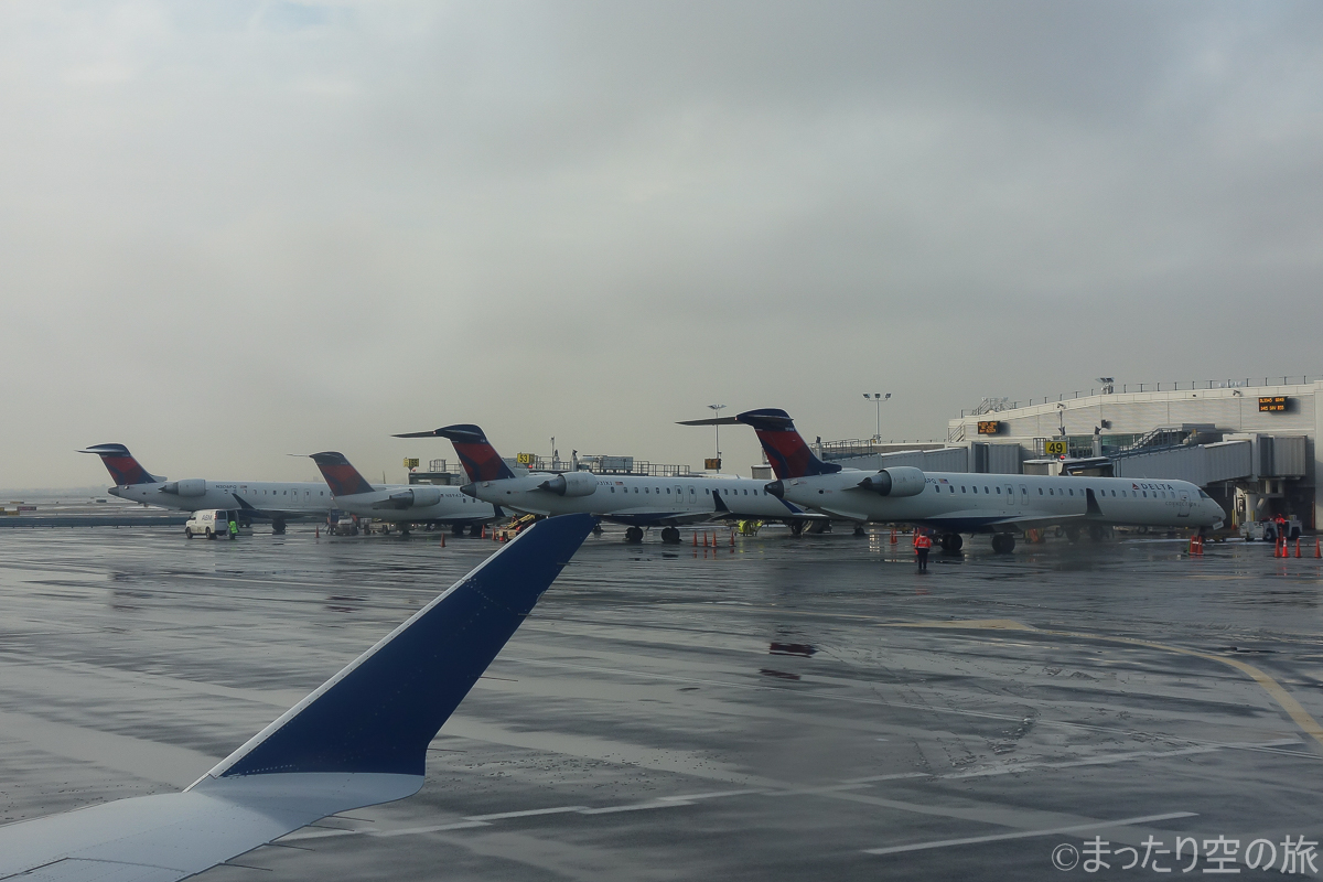 JFK空港に駐機中のCRJシリーズ