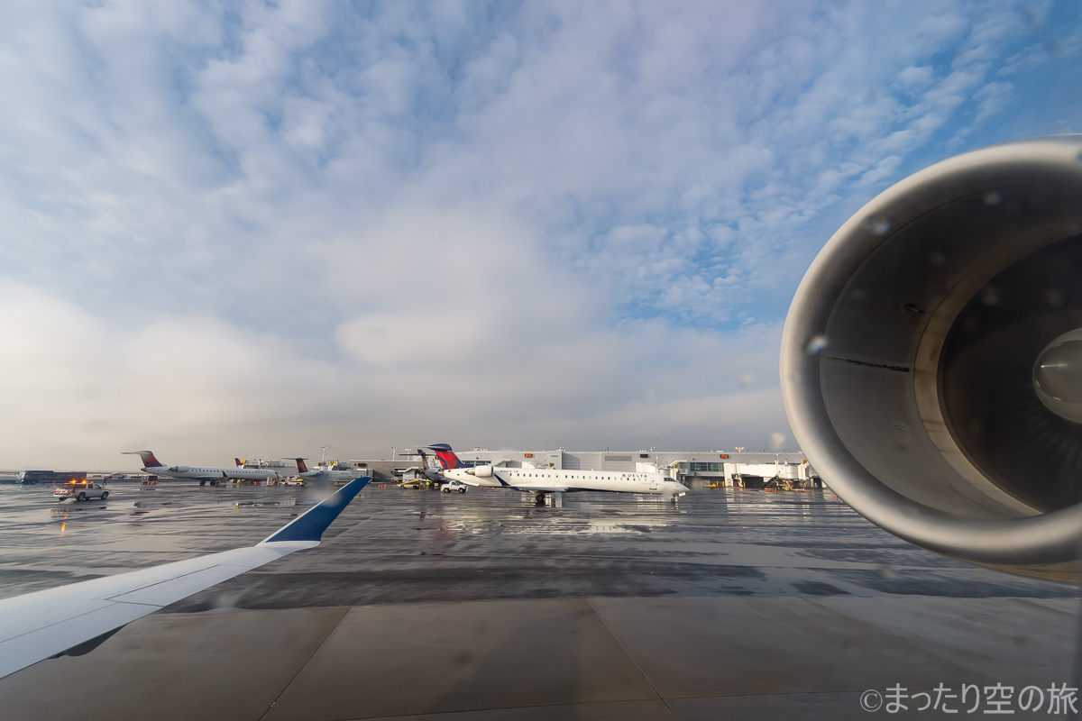 CRJ900の主翼とエンジンの見える景色