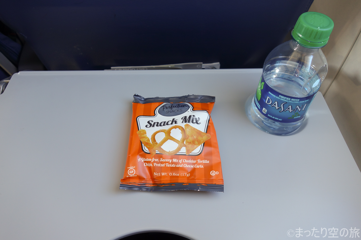 機内で配られた水とクッキー