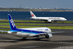 JALとANAのB777-200型機
