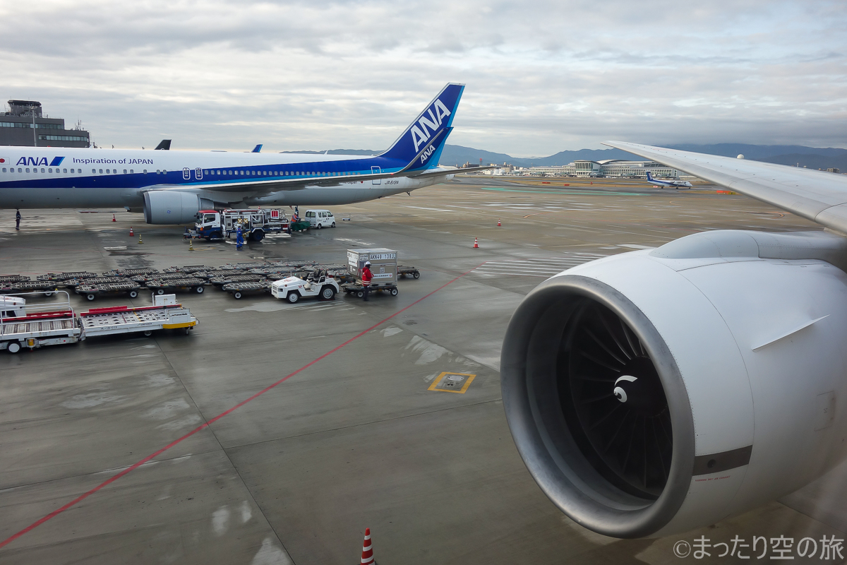 福岡空港の自機の隣に駐機するANAのB767WL