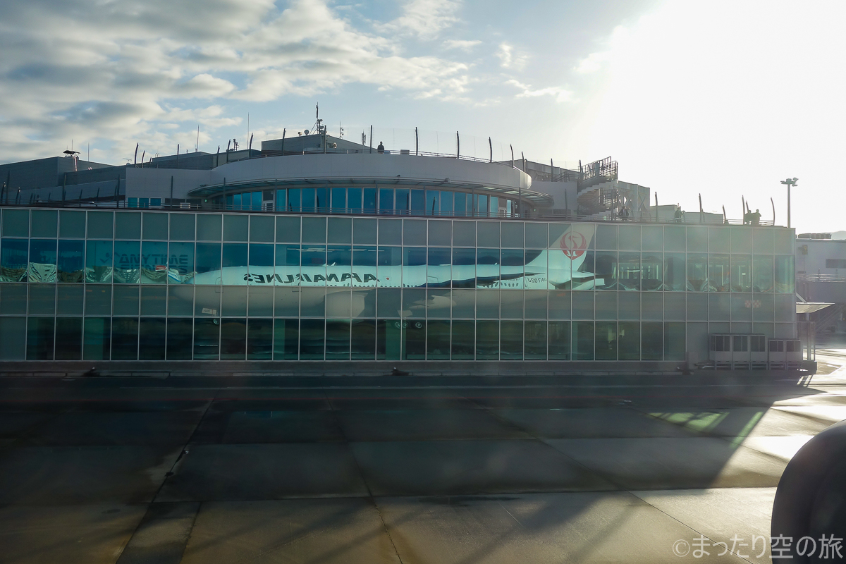 福岡空港のターミナルビルの窓に映る自機
