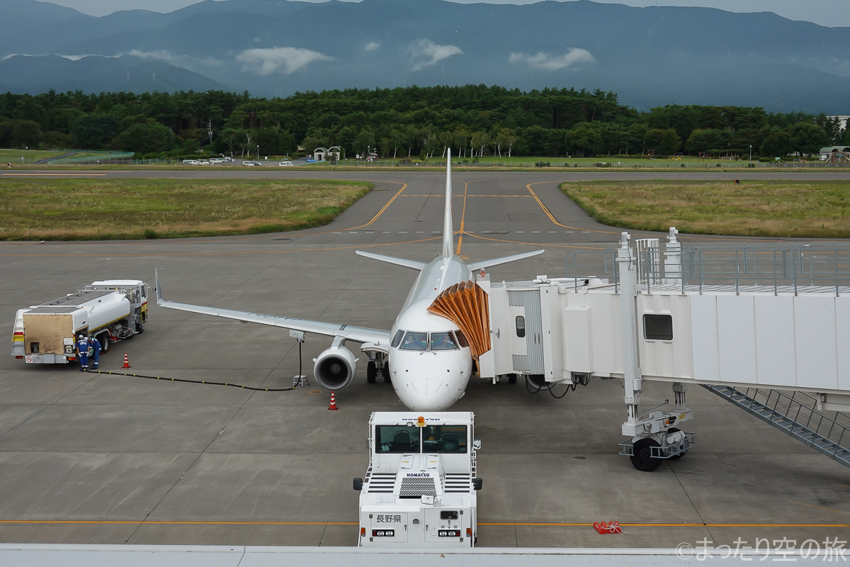 松本空港に駐機するJ-AIRのE170