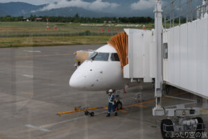 松本空港に駐機するE170の機首