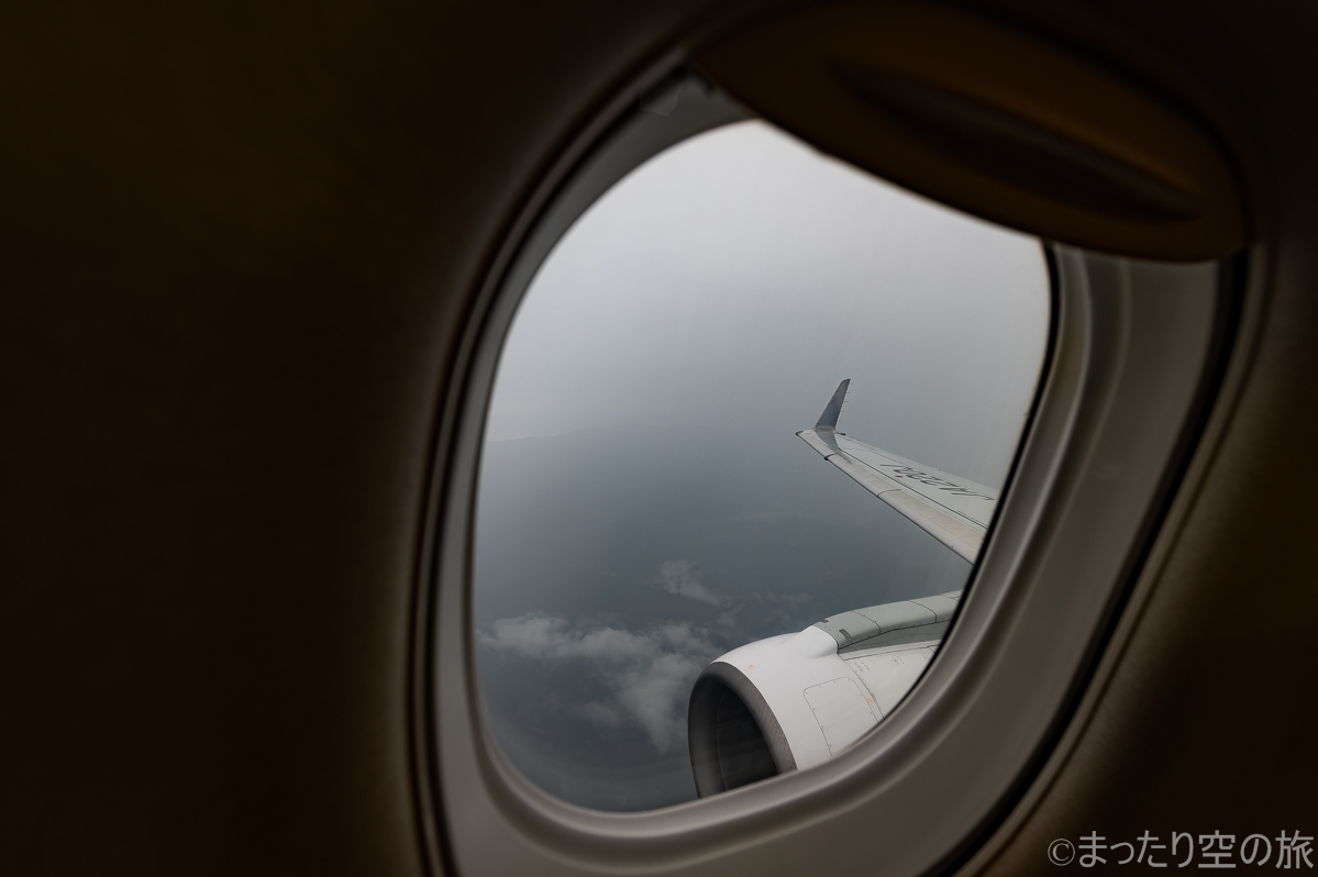 機内から見た窓枠と景色