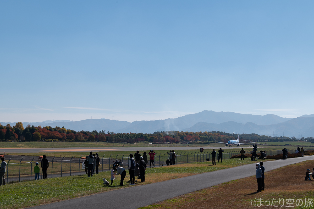 松本空港の外周で飛行機見物中の人々
