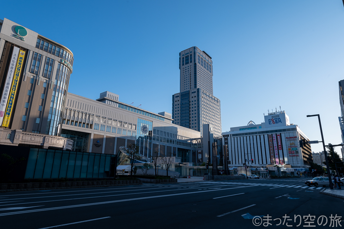 快晴の日の札幌駅前とJRタワーホテル日航札幌
