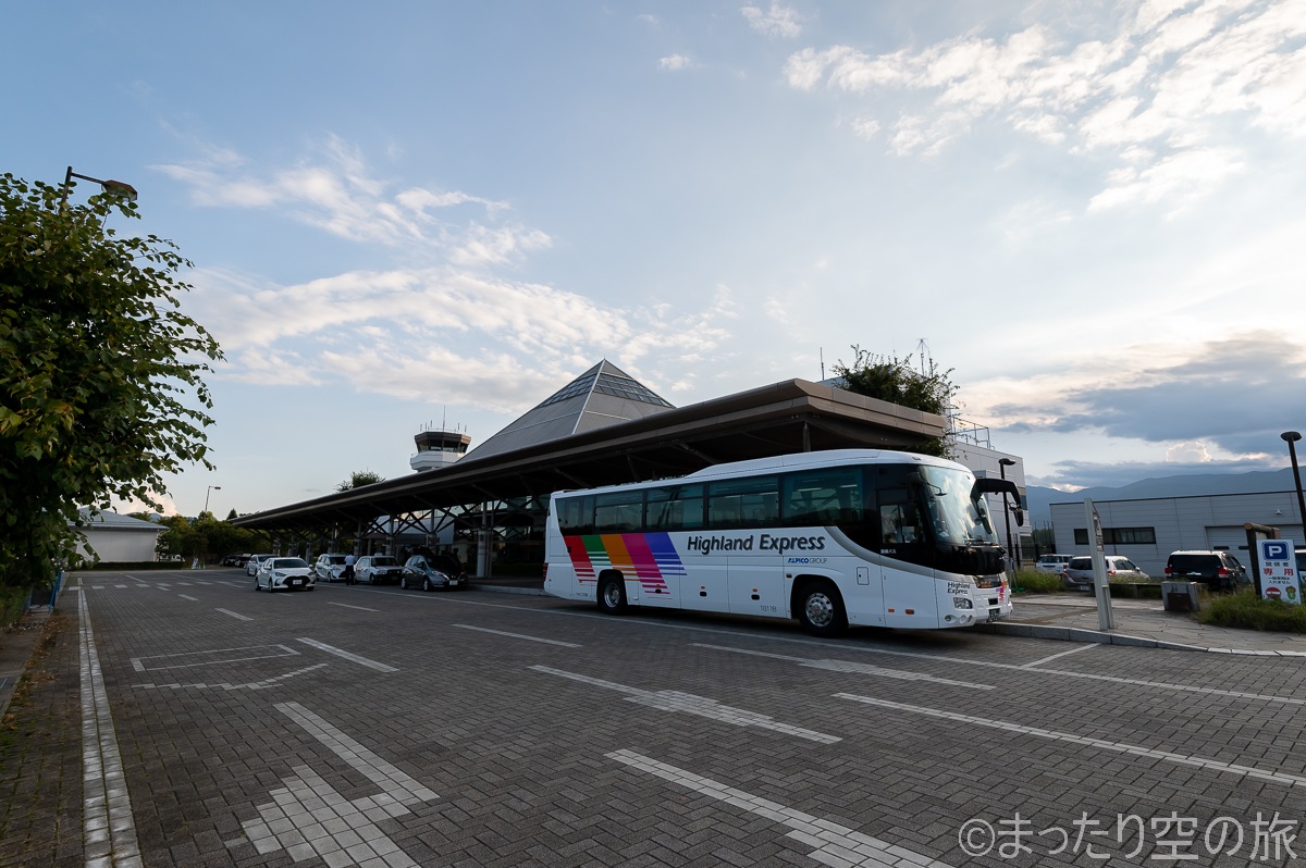松本空港の外観と駐車中のアルピコ交通バス