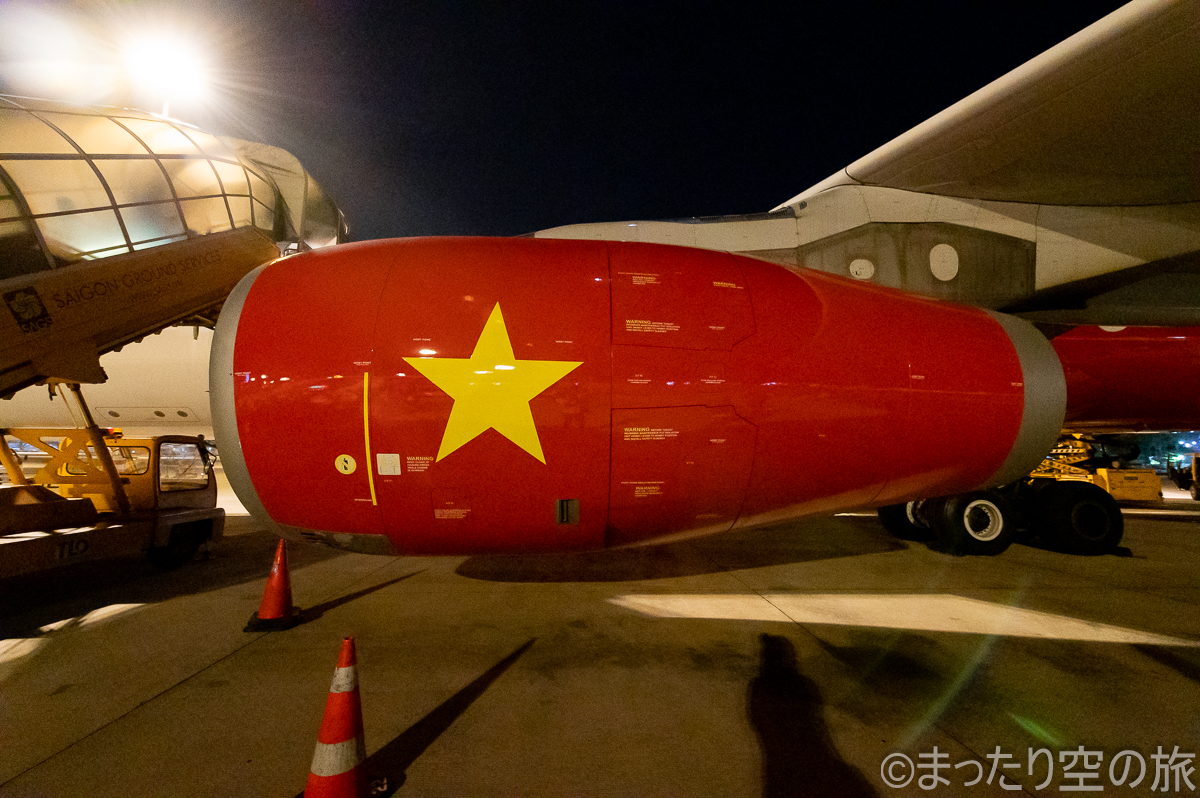 ベトナム国旗をモチーフとした塗装が施されたエンジン