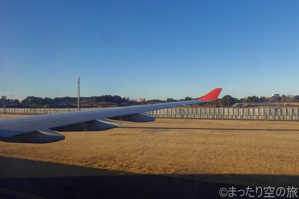機内からの成田空港タキシング時の景色