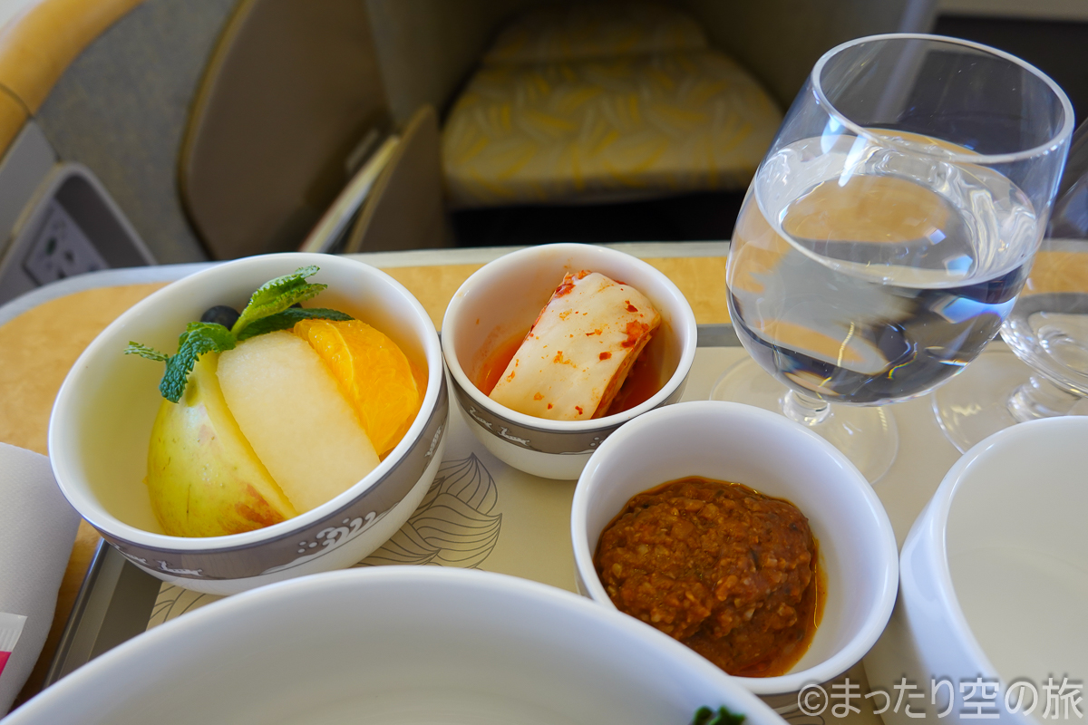 機内食の果物とキムチと肉味噌