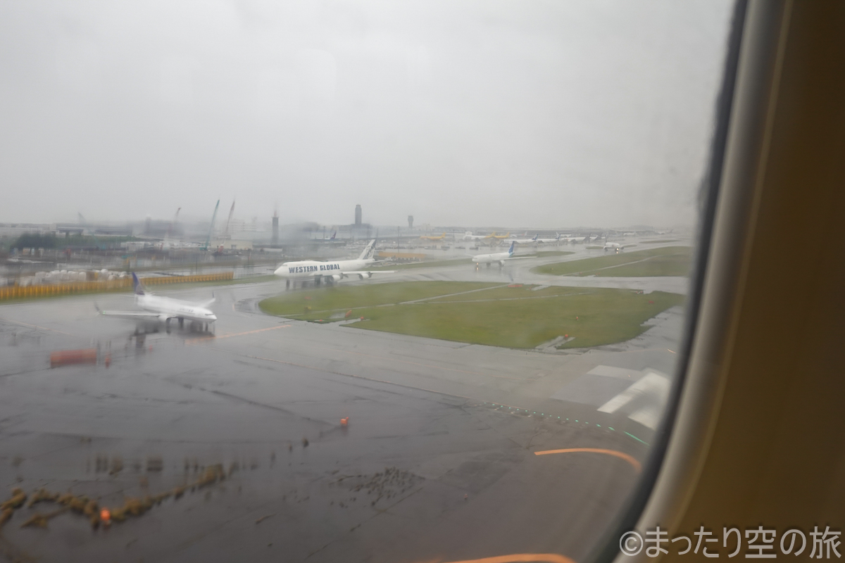 最前列の窓から見える成田空港着陸前の前方の景色