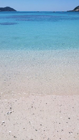 渡嘉敷島の透明度抜群の阿波連ビーチ