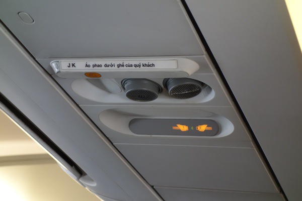禁煙マークが消灯している飛行機のサイン表示板