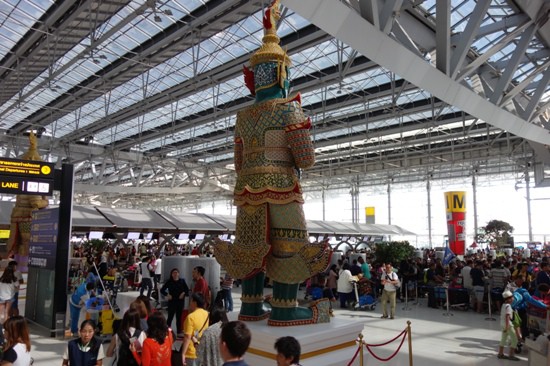 バンコク・スワンナプーム国際空港内に鎮座するモニュメント