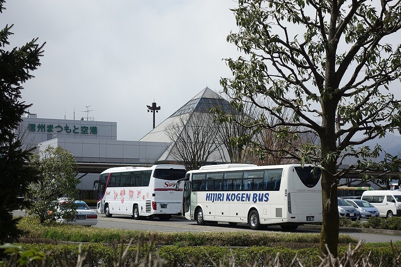 チャーター便の観光客を待ち受ける大型観光バス