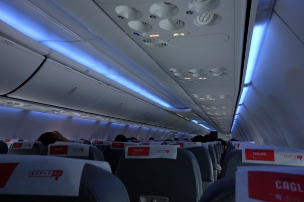 LED照明によって青色に照らされた機内の様子