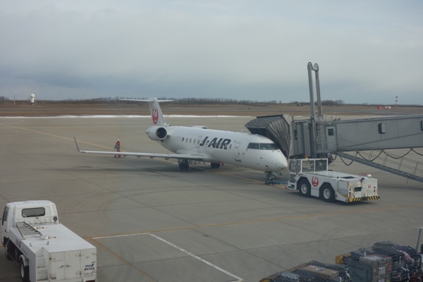 新潟空港に駐機するJ-AIRのCRJ200型機