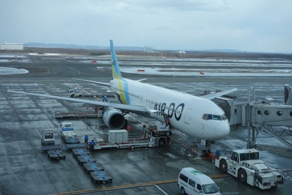 新千歳空港に駐機するエアドゥのB767-300型機