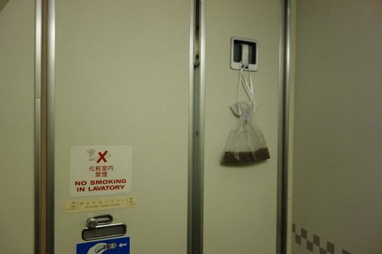 トイレのドアに掛けられた乾燥ラベンダー