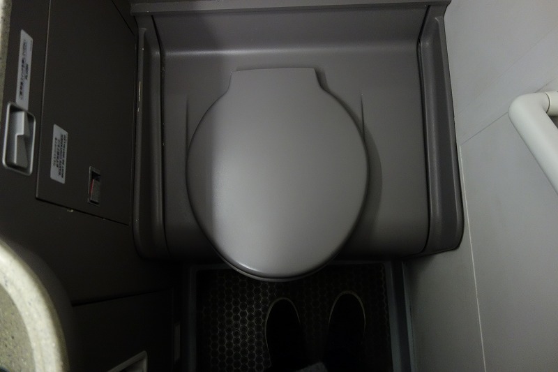 CRJ700のトイレの内部