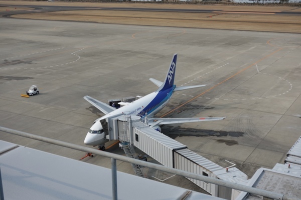 仙台空港に駐機するANAウイングスのB737-500型機