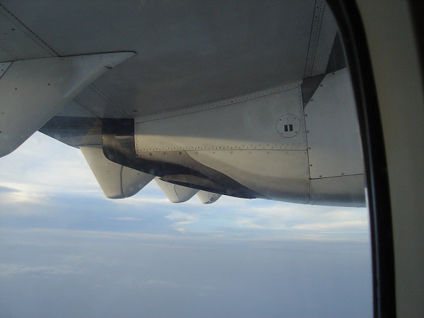 機内から見えるATR72型機のエンジン排気部