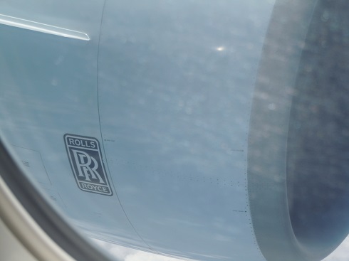 機内より見えるロールス・ロイス製のB777-300のエンジンのロゴ