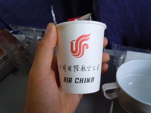 中国国際航空のロゴがプリントされた紙コップ