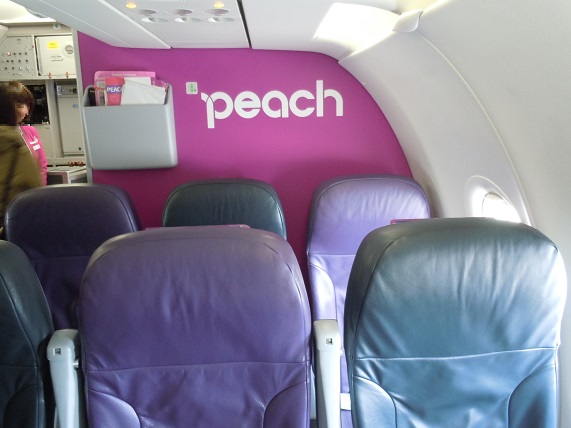 peachのテーマカラーのピンクで装飾された機内の壁