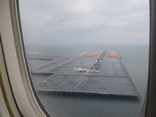 着陸時に機内から見えた羽田空港D滑走路