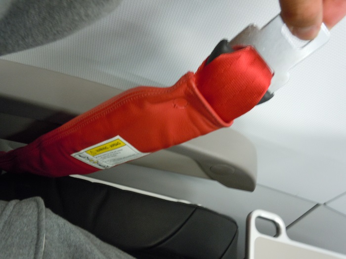 シートベルトに装備された飛行機用のエアバッグ