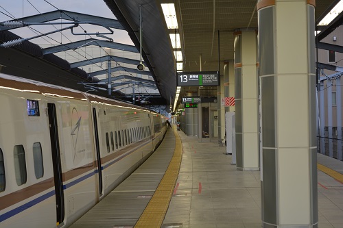 長野駅13番線ホームに停車するE7系北陸新幹線