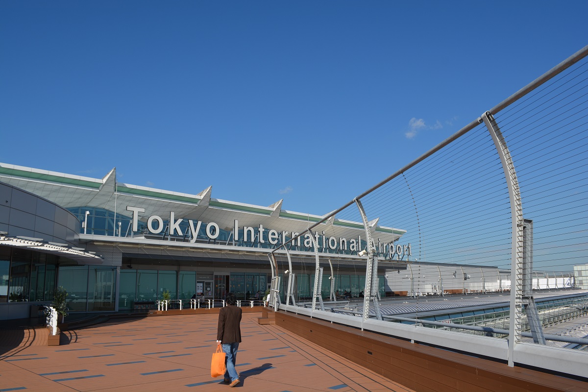 快晴の羽田空港国際線ターミナル展望デッキ